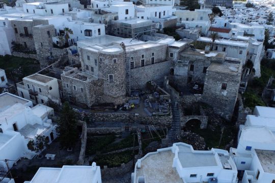 Αποψη του κάστρου της Νάξου, εκεί όπου δημιουργούνται το Μουσείο Κυκλαδικού Πολιτισμού και το Μουσείο Ναξιακού Πολιτισμού που θα φιλοξενήσουν μοναδικά εκθέματα. Και τα τρία κτίρια είναι ιστορικής σημασίας και μοναδικής αρχιτεκτονικής